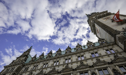 Fototapeta na wymiar Hamburger Rathaus an einem bewölkten Tag