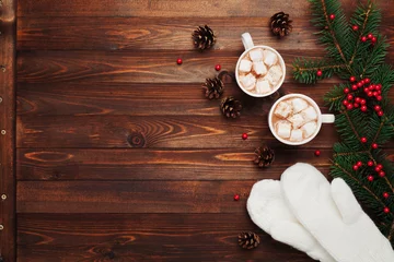 Crédence de cuisine en verre imprimé Chocolat Deux tasses de chocolat chaud ou de chocolat avec guimauve, mitaines, décor de Noël et sapin sur fond rustique en bois d& 39 en haut. Style plat.