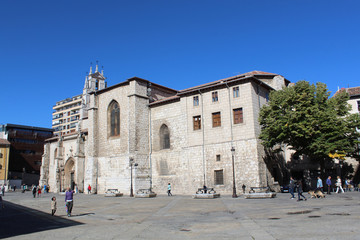 Monumentos: iglesias. 