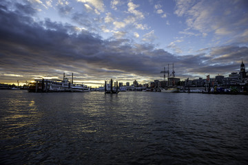 Fototapeta na wymiar Panorama des Hamburger Hafens im Sonnenuntergang