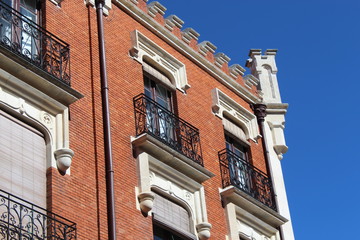 Ciudades, casas antiguas y nuevas. Palacios.