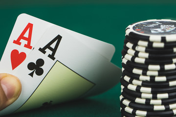 Zwei Asse mit Chips Poker