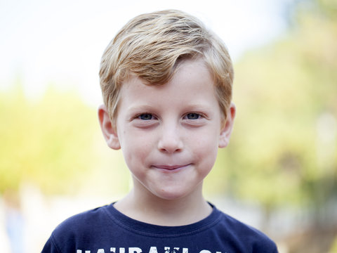 Ni&ntilde;o rubio con camiseta azul