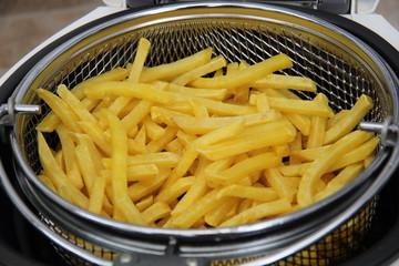 Knusprige Pommes frites in Friteuse