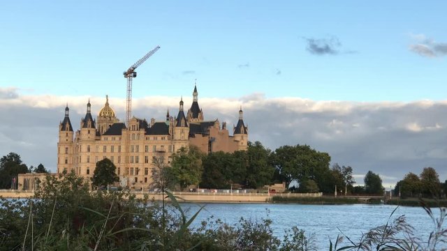 Schweriner Schloss und Burgsee, Baustelle mit Kran