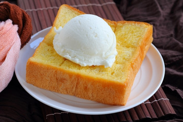 ice cream and tost.