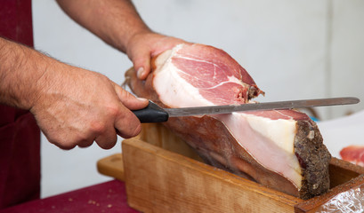 Prosciutto sul tagliere