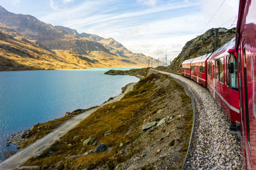 Obraz premium Lago Bianco, Bernina Express Railway, Gryzonia, Szwajcaria