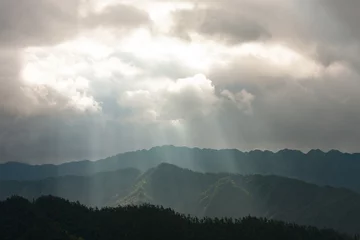 Crédence de cuisine en verre imprimé Ciel Light rays over mountain landscape
