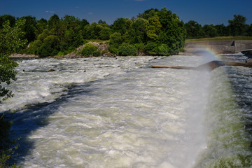 rauschendes Flusswasser mit Schaum und Gischt an Staustufe am Lech bei Augsburg