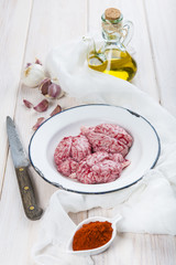Sesos de cordero crudos con aceite de oliva virgen extra y otros ingredientes para cocinar