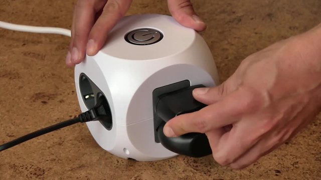 Netzadapter an den Verteiler anstecken und einschalten