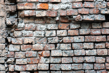 Naklejka premium Old destroyed red brick wall as background horizontal view closeup