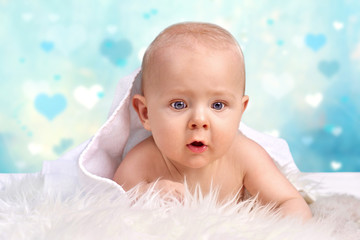 kleines Baby krabbelt auf seinen Fell © Jenny Sturm