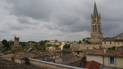 Fototapeta na wymiar Torre del Castillo del Rey s.XIII y Camapanario de la Iglesia Monolítica s.XII-XV, St. Emilion (Francia)