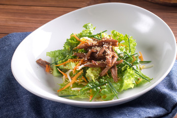 Азиатский овощной салат со свининой и кунжутом