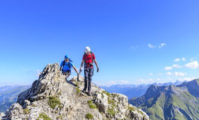 Fototapeta premium Alpinisten beim Wandern in der Gipfelregion