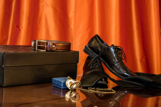 Anzugschuhe mit Taschenuhr und G&uuml;rtel