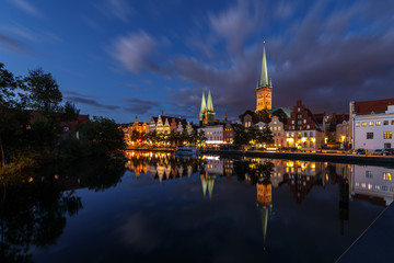 Obraz na płótnie Canvas Dunkle Wolken über Lübeck