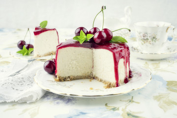 Kirschen Cheesecake auf Teller