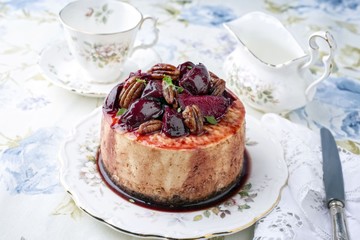 Cheesecake mit Pflaumen und Pekannüssen auf Teller