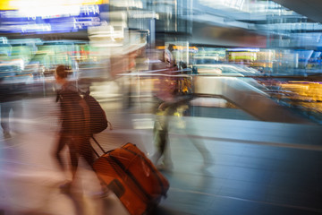 dynamische Aufnahme mit Bewegungsunschärfe, eilige, hetzende Reisende am Hauptbahnhof Berlin, Metapher für urbanes, mobiles Leben - obrazy, fototapety, plakaty