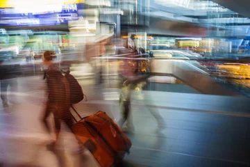 Selbstklebende Fototapeten dynamische Aufnahme mit Bewegungsunschärfe, eilige, hetzende Reisende am Hauptbahnhof Berlin, Metapher für urbanes, mobiles Leben © JM Soedher