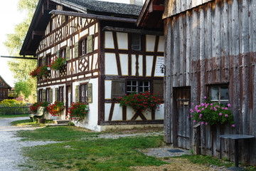 altes, romantisches Bauerngehöft mit Fachwerkfassade und Blumenschmuck im Bauernhofmuseum in Illerbeuren