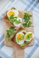 Toast mit Avocado und Ei