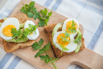 Toast mit Avocado und Ei
