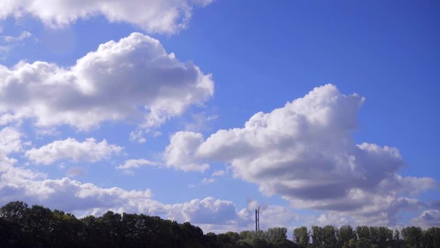 M&uuml;ll verbrennung  Industrie Anlage dampft Rauch in die Luft - mit blauen Himmel und Wolken