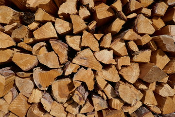 Gestapeltes Brennholz in Frontansicht