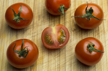 Cocktailtomaten auf einem Holzbrett 