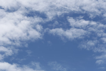 Obraz premium Chmura na niebieskim niebie w ciągu dnia przy jasnej pogodzie.