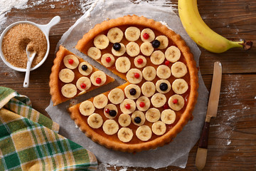 torta alle banane con ingredienti intorno