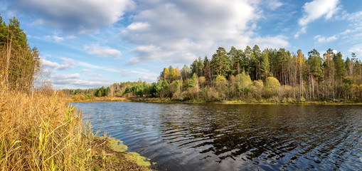 панорама осеннего пейзажа в лесу с озером, Россия, Урал © 7ynp100