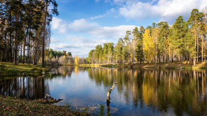 Fototapeta na wymiar панорама осеннего пейзажа в лесу с озером, Россия, Урал