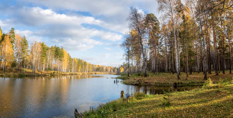 панорама осеннего пейзажа в лесу с озером, Россия, Урал © 7ynp100