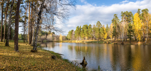 панорама осеннего пейзажа в лесу с озером, Россия, Урал © 7ynp100