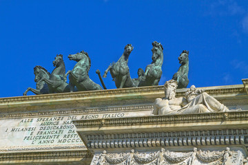 Obraz premium milano arco della pace con statue lombardia italia europa