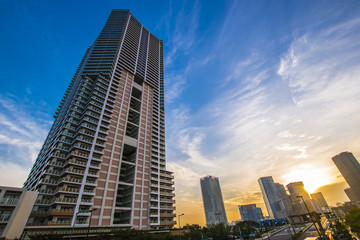 Fototapeta premium 夕方の高層マンション