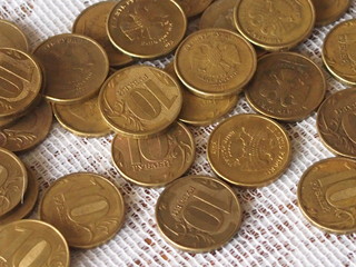 россыпь мелких монет достоинством десять рублей