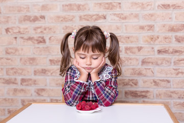 doubt girl kid berry think