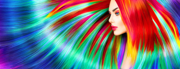 Fille de mannequin de beauté avec les cheveux teints colorés