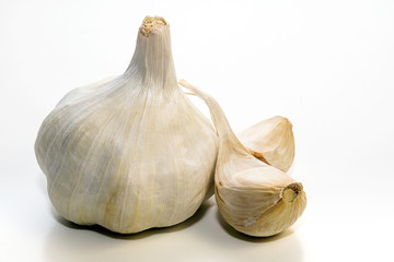 Garlic, head and two slices