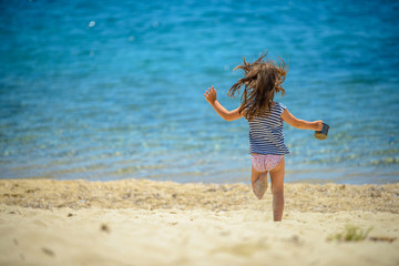 Fototapeta premium the girl running to the sea