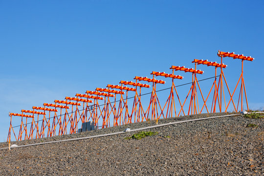 Aircraft instrument landing system antenna array. 