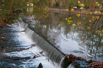 Petite cascade sous les branches