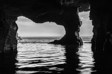 Arcos en la Cueva Tallada en Denia, en el mar Mediterráneo.