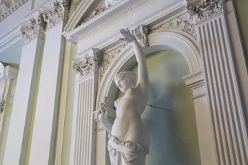 Tableaux ronds sur aluminium brossé Monument artistique Women vintage semi-nude sculptures of marble in a historic mansion in St. Petersburg. Interior of the Wedding Palace on Angliyskaya embankment. The historical legacy of the Imperial era. 